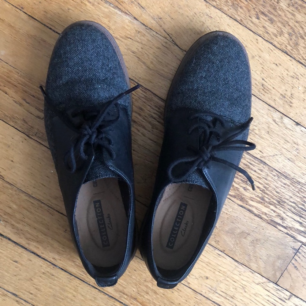 Size 8 black and gray lace up Oxford style Clarks - great condition